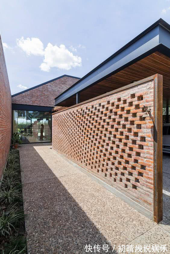 砖块|家里剩2车红砖，老爸就砌了个院墙，一格一格镂空通风全村第一家