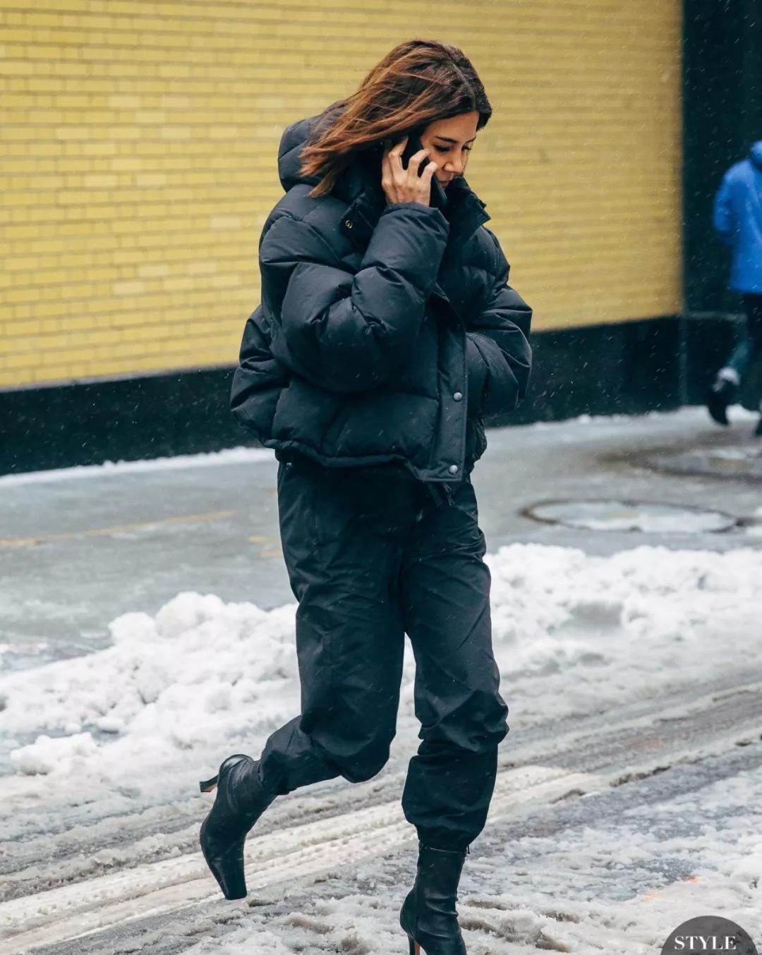 2021时尚秀场:开年时髦穿搭套路:“上短下长”,今天开始流行?