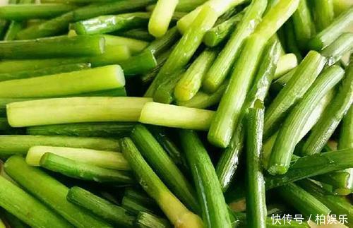 炒蒜苔时,直接炒大错特错,多加这一步,蒜苔好吃又好看