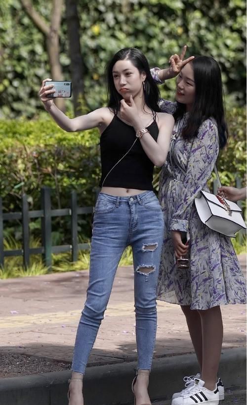 紧身款式的牛仔裤,就是为了这种大长腿妹子而生的