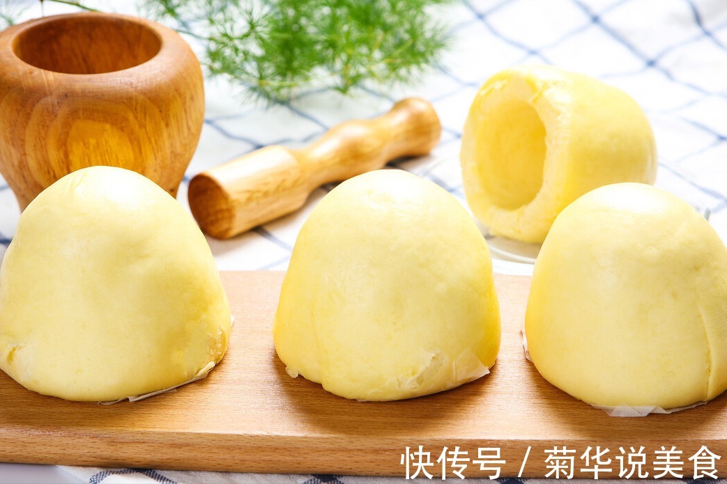 做窝窝头,要不要放面粉厨娘教你一招,又香又松软,好吃不噎人