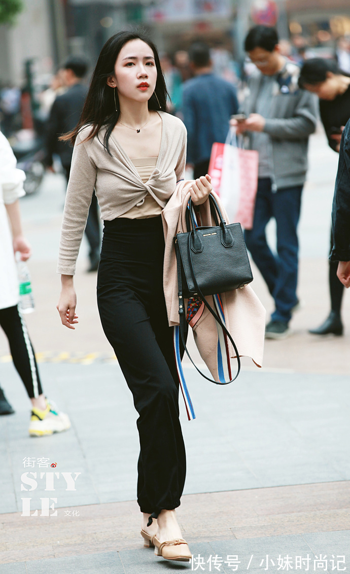 街拍|重庆街拍,同色系套装搭配针织阔腿裤,显瘦又显腿长