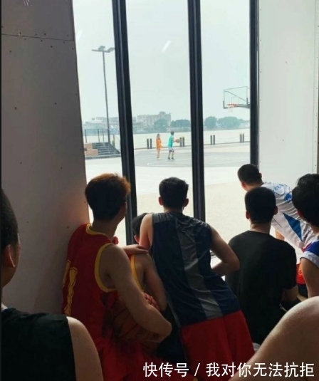 |搞笑GIF趣图:后悔没练金钟罩铁裤衩