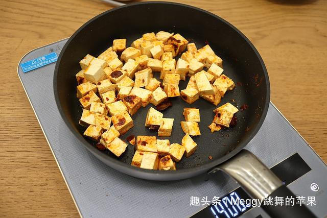 想要豆腐入味不碎，70多岁老妈的方法赞，几滴油不放盐，倍儿香