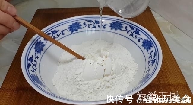 以后葱花饼别再买了,加2勺麻酱,不烫面不发面,比鸡蛋饼都好吃