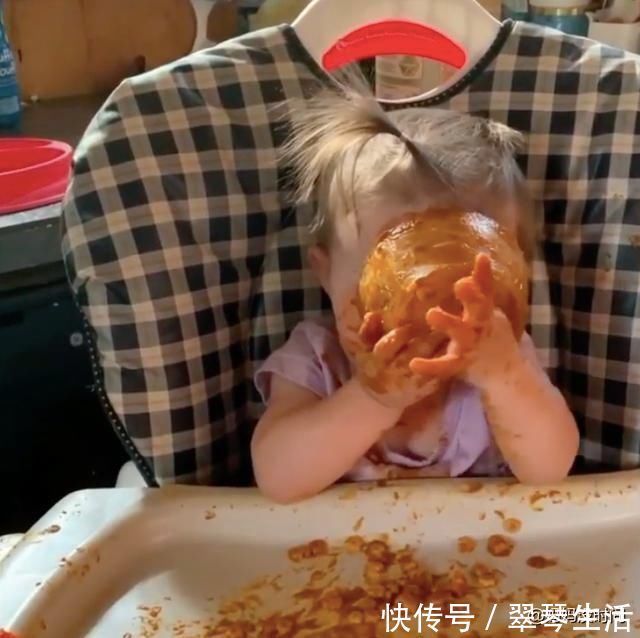 宝宝|宝宝自己吃饭有多可怕,就像用食物洗了个澡,可有谁懂妈妈的辛苦