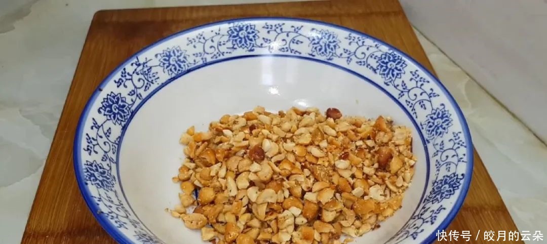 花生|油条怎么做才最好吃吗，加半斤花生，不吃面食的孩子也说香，好吃！