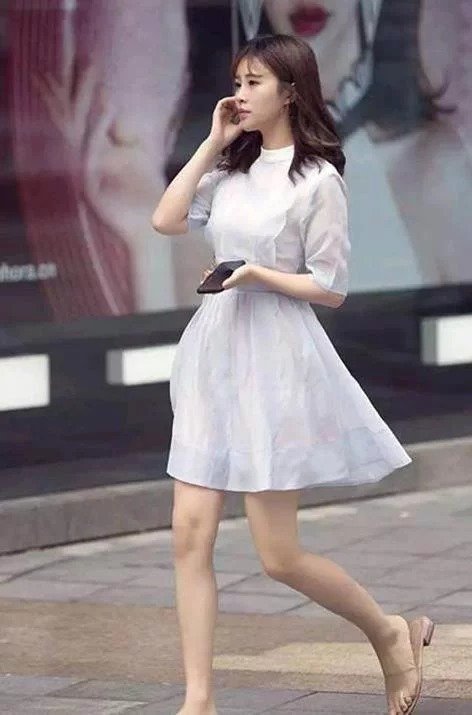 吊带|街拍:面赛芙蓉的小姐姐,一条红色的吊带连衣裙,时尚唯美好身材