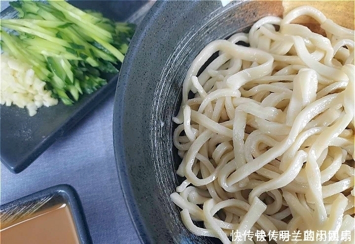 煮熟|做凉面,煮熟后万不可过凉大厨教你新做法,面条更筋道,有嚼劲