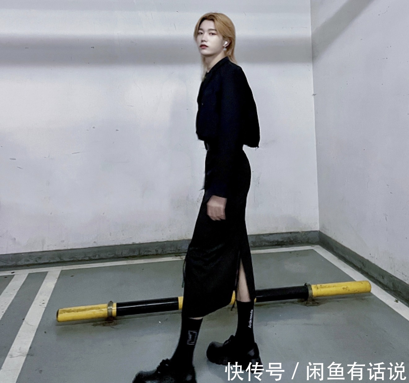 爱豆们|现在的男爱豆真拼，抹口红挂耳环不算啥，穿“开叉裙”才叫真厉害