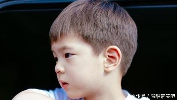 杜江晒出儿子嗯哼冲浪照片,可以说现在的嗯哼已经变得很勇敢了!