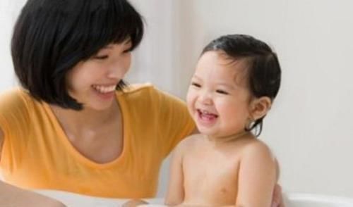 家里“独苗”降生后，爷爷与姥爷凝视半个小时，网友这是照片吧