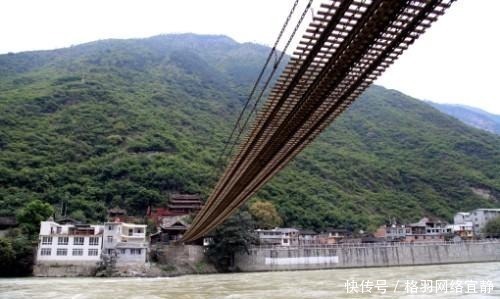 古人|十几条铁链重达几十吨，300多年前的古人如何在湍急的河上架桥