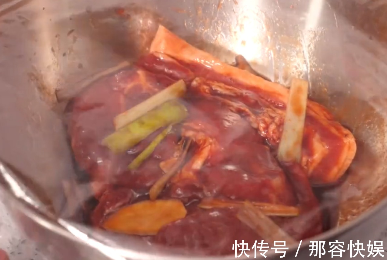 想吃叉烧肉不用买,一个电饭煲就搞定,方法简单,看着就流口水!