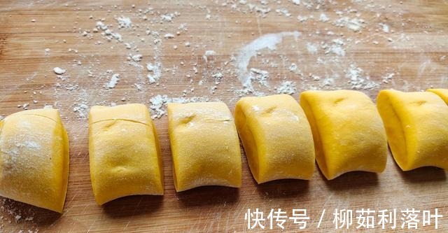 松软|入秋南瓜别蒸着吃,抓把红豆卷一卷,比面包还松软,我家1周吃3次!