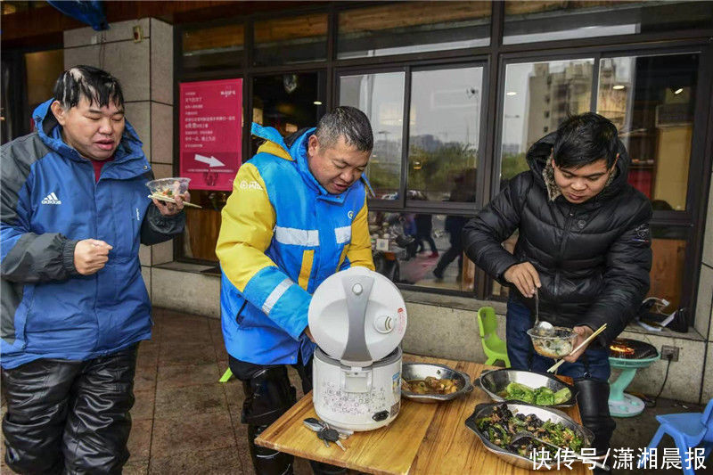  温暖|免费为外卖骑手提供“员工餐”！长沙老板在自家湘菜馆推出这个规定，温暖了整个冬天