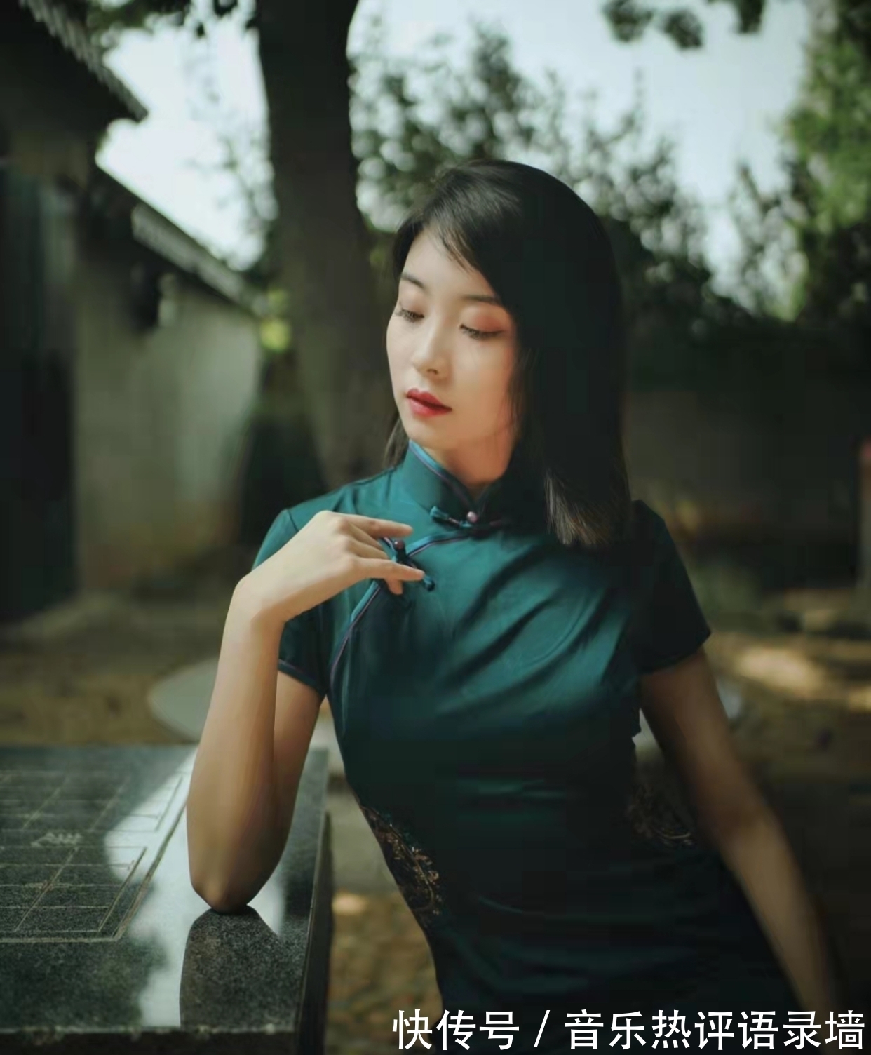 碧水流$七律:翠叶随风邀客笑,黄花映日对眸开