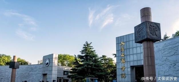 这所学院改名为大学，名字改得非常俗气，遭到全网老师和学生反对