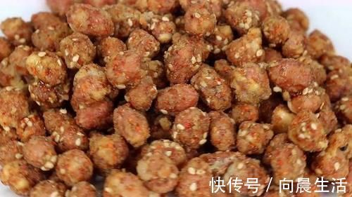 做法|花生米里打2个鸡蛋,教你个神奇做法,没想到这么好吃,上桌扫光