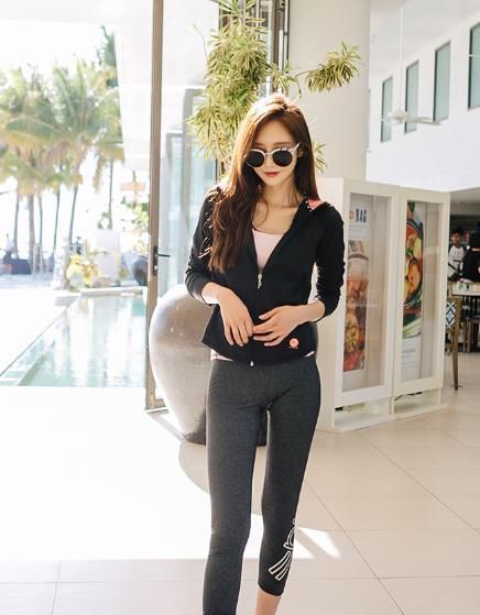 底裤|紧身打底裤亭亭玉立的打底裤美女,简单有韵味