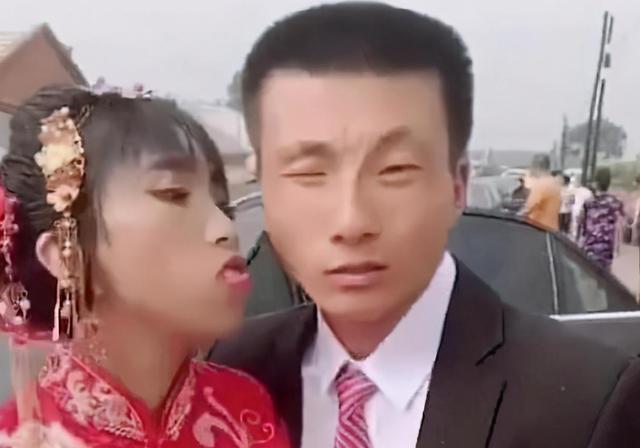 孩子 “鞋拔子”脸新娘,旁边新郎一脸“纠结”,网友:天生绝配