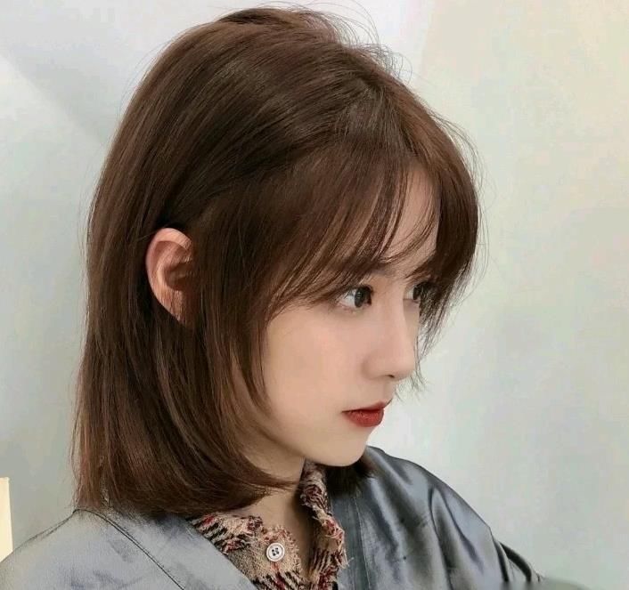 女孩子 波波头早就时时髦了，当今盛行“档次发型”，清新风凉还显脸小