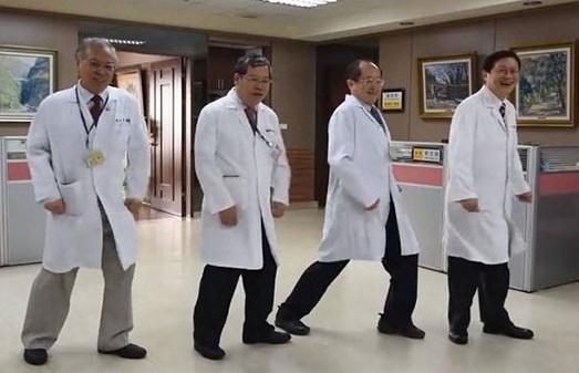 颈椎病|颈椎病的元凶找到了,教您2个方法,可以快速缓解颈椎疼痛