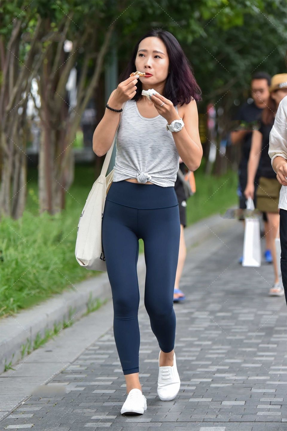 背心搭配健美裤，简单大气，又不失时尚感，更显独特气质