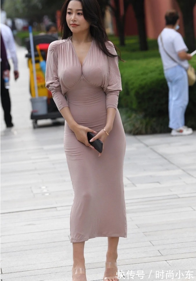 身材 高跟连衣裙美女少妇,身材火辣略显俏皮