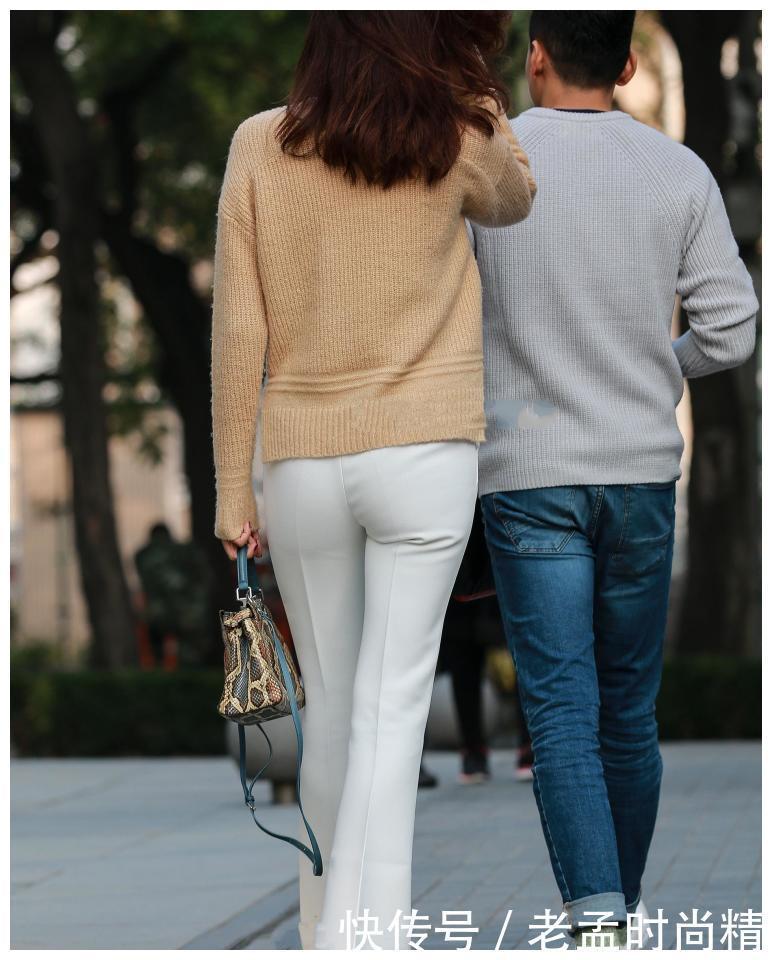 举止|米色宽松毛衣, 搭配白色西装裤, 举止优雅, 气质出众