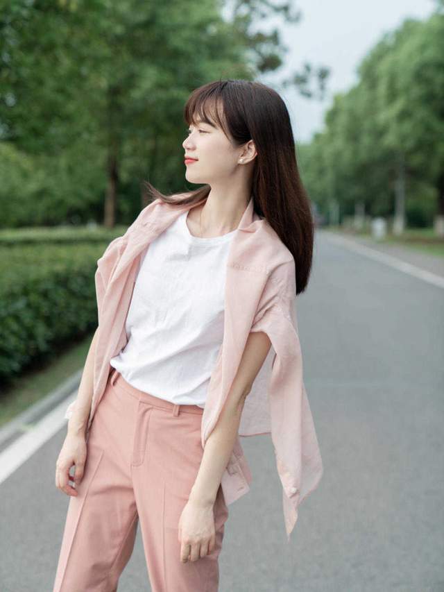 黑白灰|入秋怎么穿?少买黑白灰,这3套“高级色”,显白衬肤还耐看