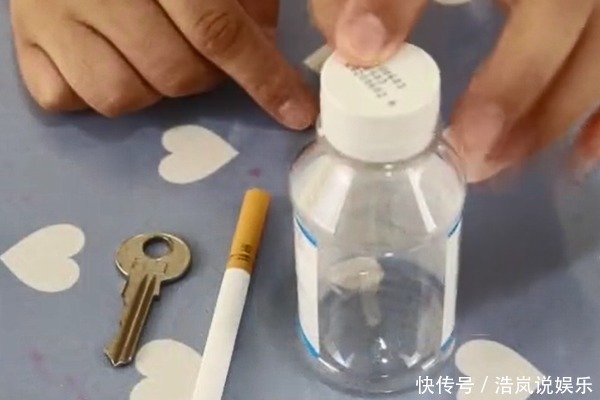 把一根香烟和钥匙塞进塑料瓶中,每个人都用得上,家家户户都需要