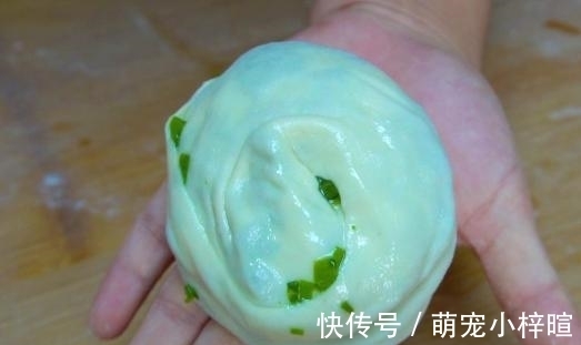早餐别总是稀饭馒头！教你做懒人版葱花饼，3分钟就能出锅！
