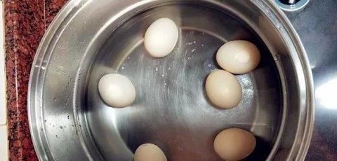 煮鸡蛋,不要直接加水煮,多加这一步,鸡蛋更香嫩,好剥壳