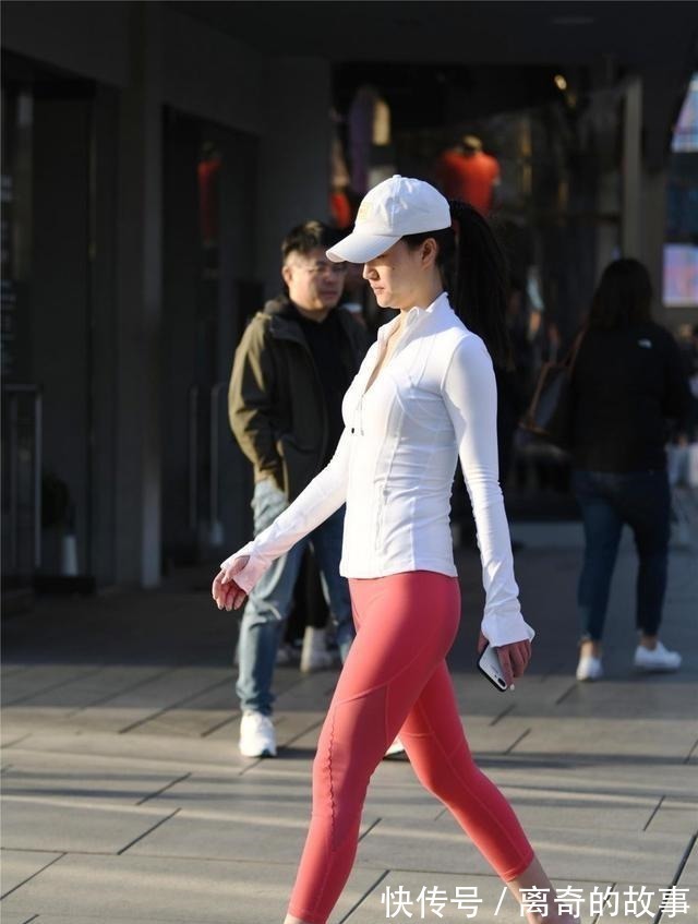 苗条 身材苗条的瑜伽裤,没有好的身材是不能穿的,而且有运动鞋的气质!