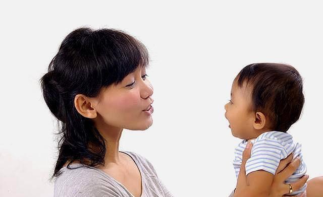 宝宝|现在的孩子都聪明,5个月宝宝就会喊“爸爸”了对不起拖后腿了