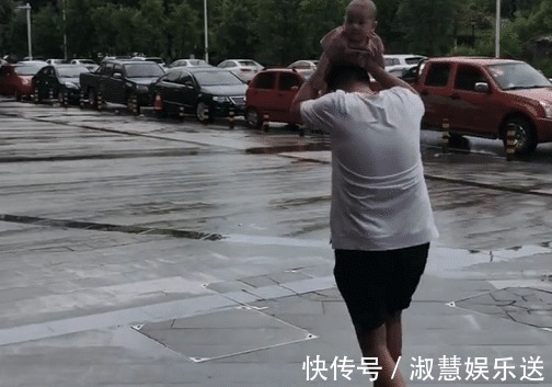 萌娃|奶爸用娃“遮风挡雨”火了, 这大概是全网混得最惨的萌娃了
