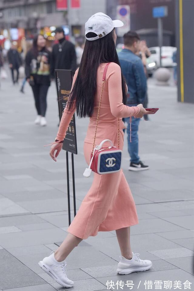 小姐姐|街拍：修身连衣裙，独特裙摆，展现出你的独特美丽