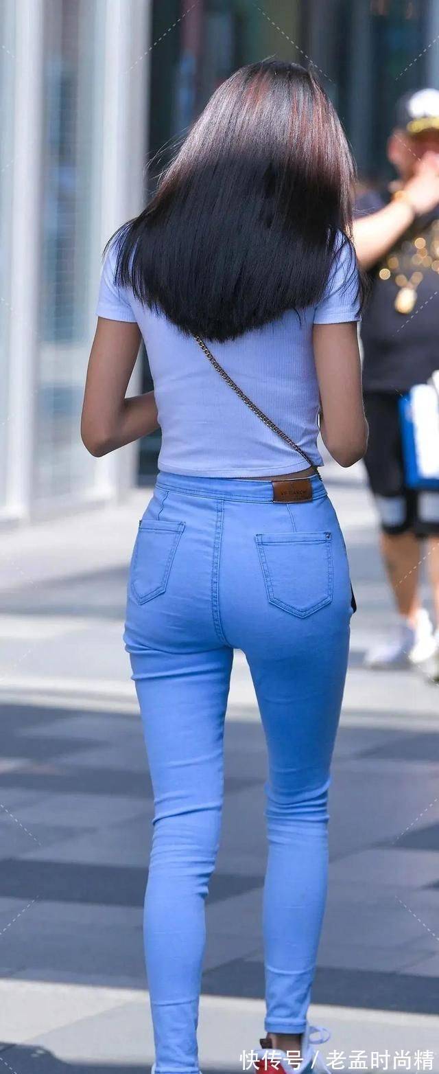 牛仔裤|白色圆领T恤搭配浅蓝色牛仔裤，简洁大方修身好看，清纯又有气质