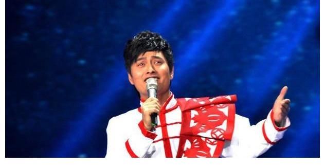 央視春晚|他因參加《星光大道》走紅，二婚娶“師妹”，如今過(guò)得幸福美滿！