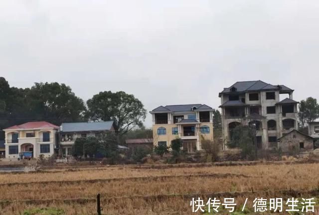 完工|50万在老家盖一栋复式别墅,这款户型客厅敞亮,完工效果奇好!