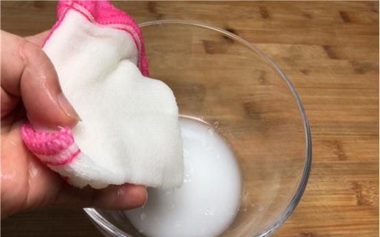 冰箱脏了别用清水擦，教你一招，冰箱马上干净又无异味，太实用了