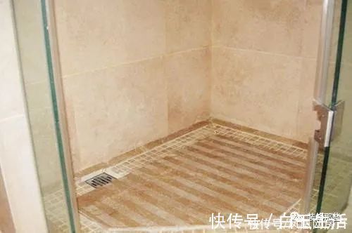 排水|越来越多人卫生间不在地面铺瓷砖，都流行这样做，排水快又防滑