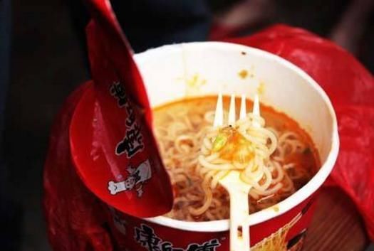 牛肉|康师傅泡面火了,“红烧牛肉”别出新意,打开后,网友这是泡面