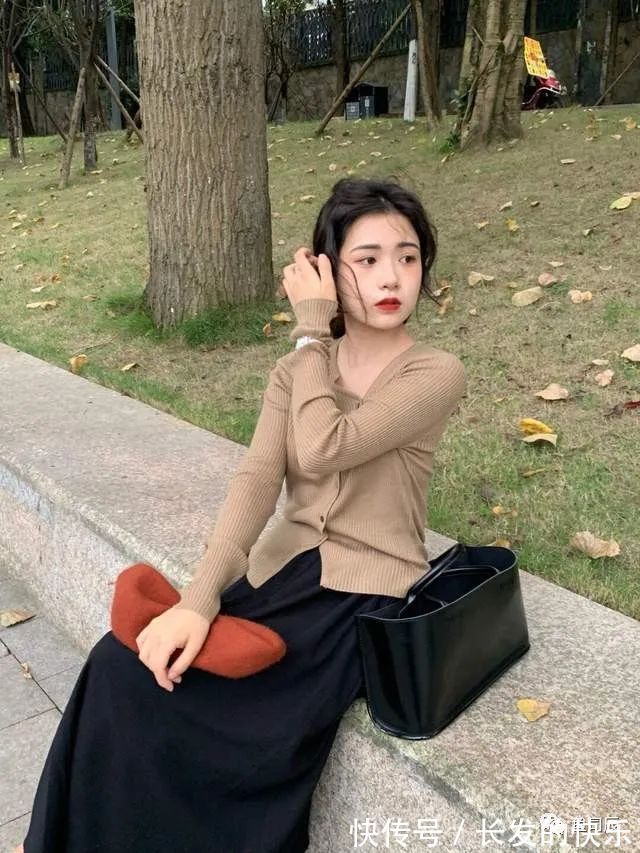 包包 秋冬的复古穿搭指南,身穿衬衫+棕色半身裙,复古高级又时髦!
