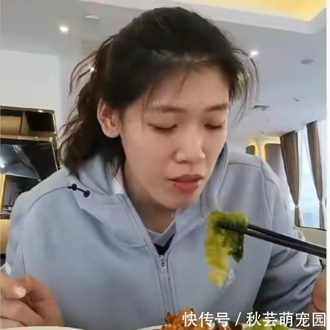 女排|吃肉吃虾喝可乐，李盈莹不受郎平监督放飞自己，女排主攻白减肥了