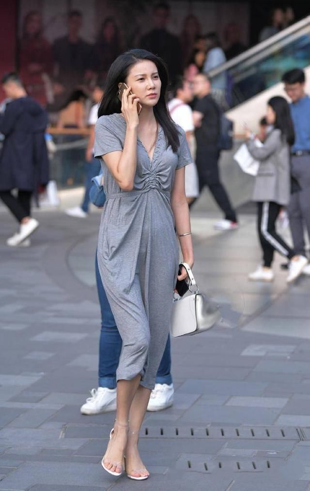 连衣裙很有青春活力的感觉，休闲又不失气质别有一番风味