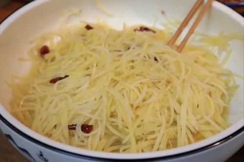 土豆丝|凉拌土豆丝，不要直接焯水，少了一步，难怪土豆丝不爽脆，不入味