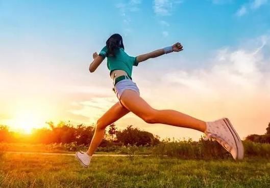 老钱|46岁男子戒烟一年后，查出肺癌，除了吸烟，1件事也是“帮凶”