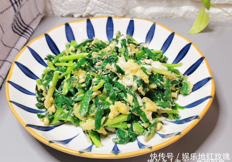 女儿寒假回来加餐，吃饺子搭配3道菜，女儿：还是在家吃饭幸福